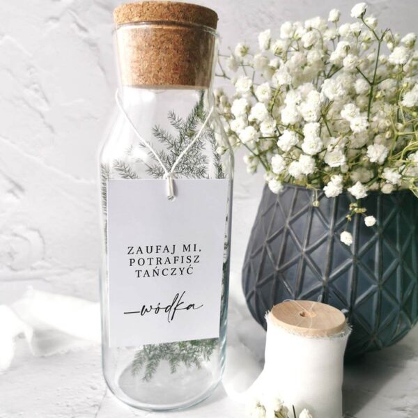 Delikatna biała zawieszka z czarnym tekstem