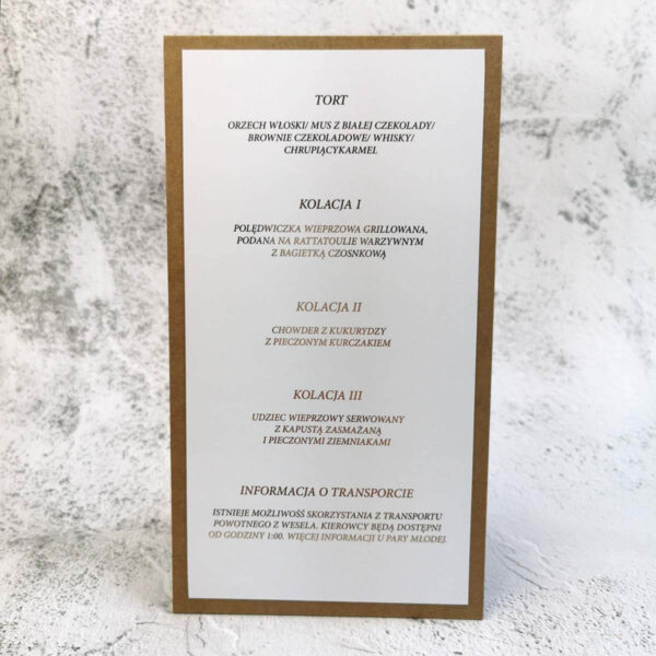 Złote, stojące menu weselne na ekologicznej podkładce.