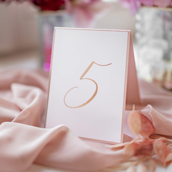 Nowoczesny numer stołu na wesele