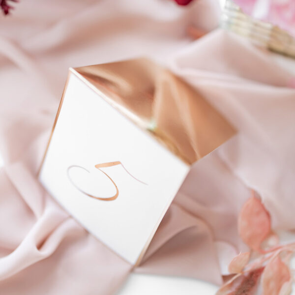 Błyszczący numer stołu na wesele