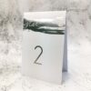 Nowoczesna numeracja stołów weselnych w kolorze srebra