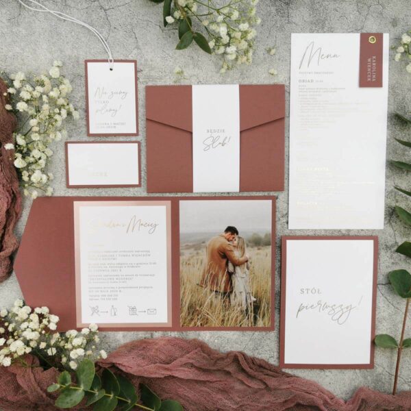 Różowo-złota papeteria ślubna o prostym kroju