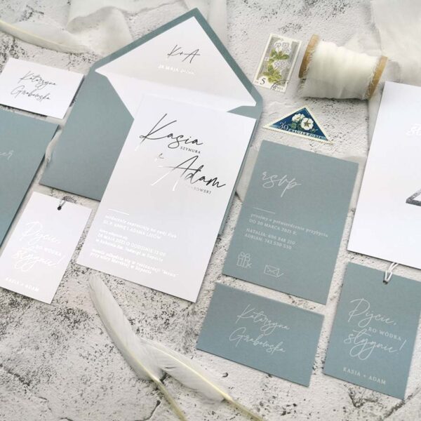 Szaro-błękitna papeteria ślubna z ozdobną czcionką