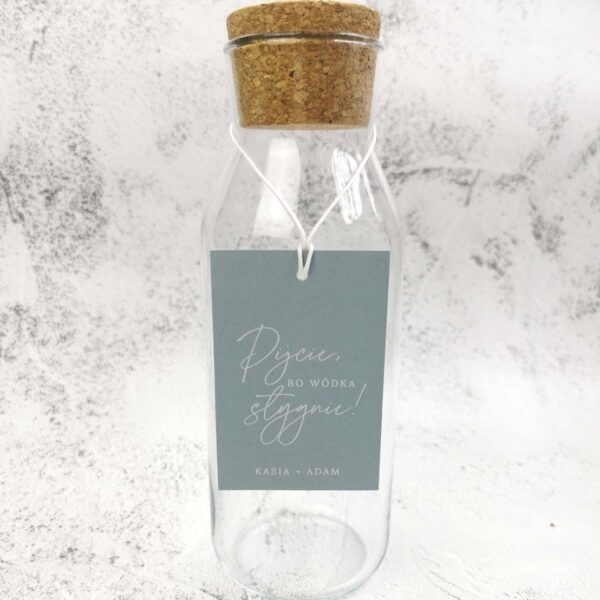 Szaro-błękitna zawieszka na alkohol z ozdobnym napisem