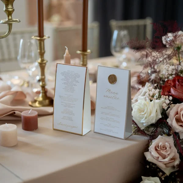 Stylowe menu weselne z kolekcji Złoty Folder, wykończone złotą ramką i eleganckim nadrukiem.