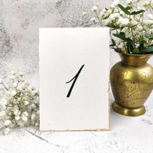 Prosty numer stołu ze złoconymi brzegami