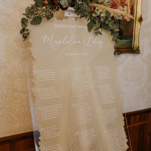 Szklana tablica powitalna z beżowym tłem