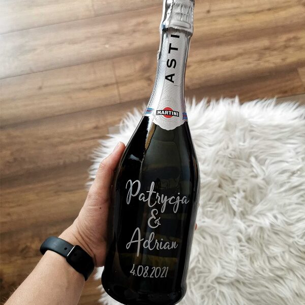 Naklejki na butelkę, którą można umieścić na weselnym stole