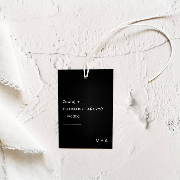 Nowoczesna, czarna zawieszka na alkohol