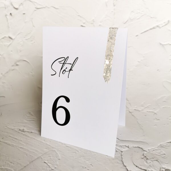 Ozdobne numery stołów z pozłoceniem