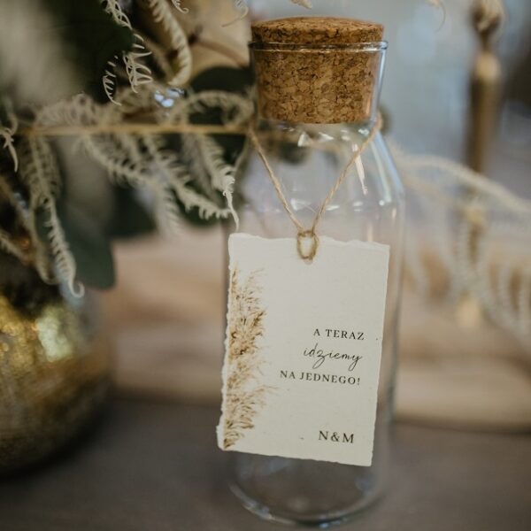 Zawieszka na alkohol z motywem trawy pampasowej.