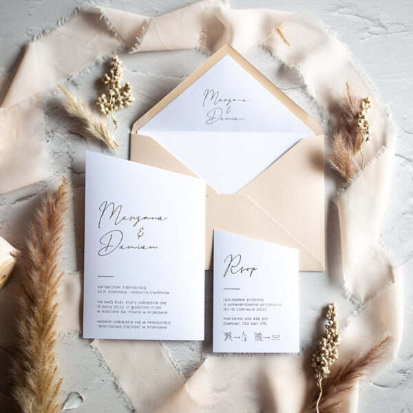 Zaproszenie ślubne wraz z kopertą. Biały, schludny wygląd.