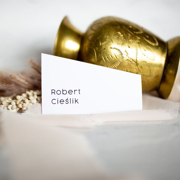 Elegancka winietka na stół weselny, ścięta po skosie.