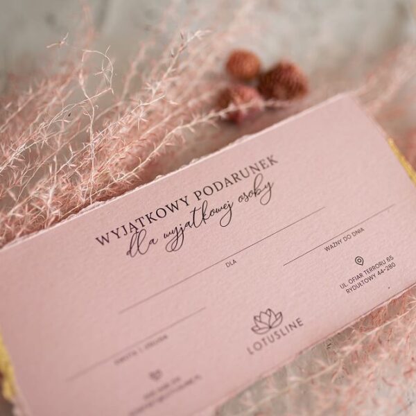 Ozdobny voucher prezentowy w kolorze różowym