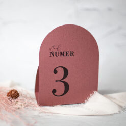 Ciemnoróżowa numeracja stołów weselnych