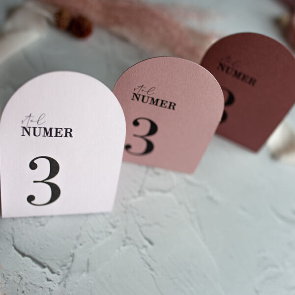 Numeracja stołów weselnych w odcieniach różu