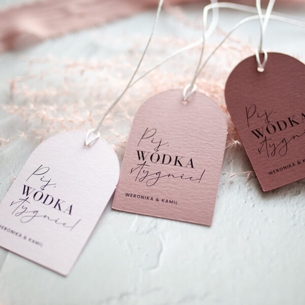 Różowe zawieszki na alkohol