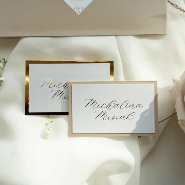 Prostokątna winietka ślubna z kolekcji Złoty Folder, w eleganckim stylu glamour.