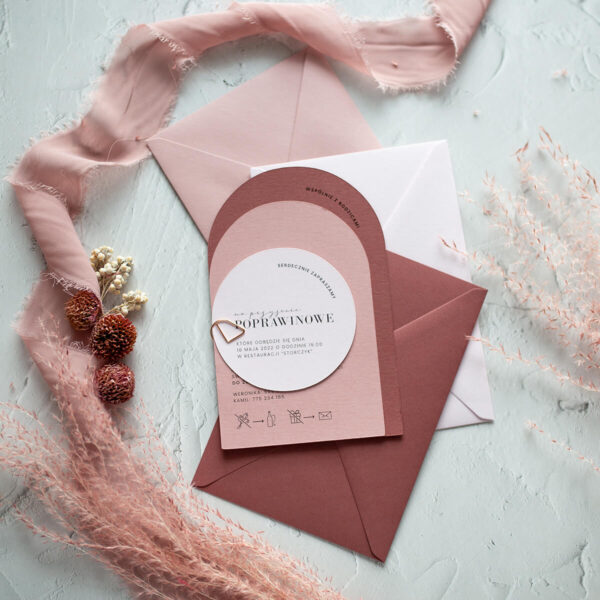 Różowe zaproszenia w kształcie łuku