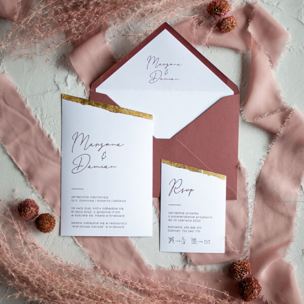 Złocone zaproszenia ślubne, ścięte po skosie.
