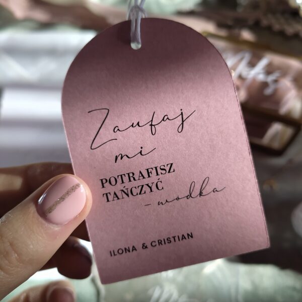 Zawieszka arch w kolorze różowym.