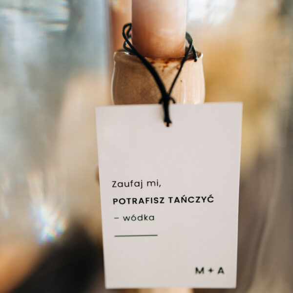 Prosta zawieszka na alkohol w kolorze białym.