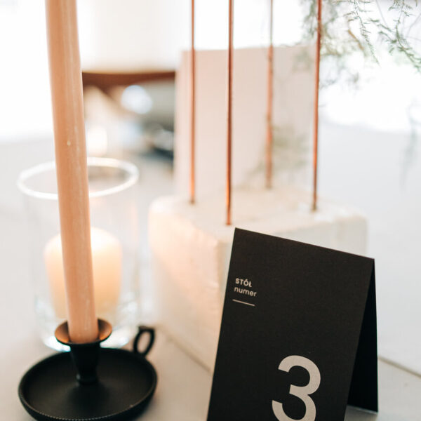 Numer stołu weselnego w kolorze czarnym.