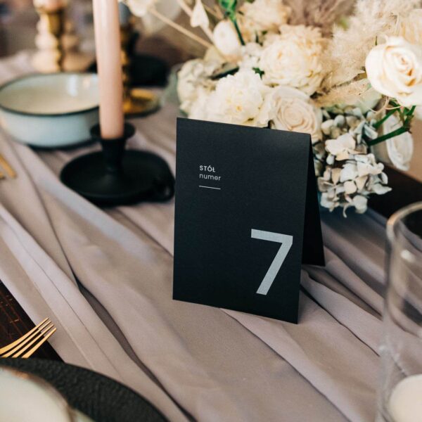 Numer stołu weselnego w kolorze czarnym.