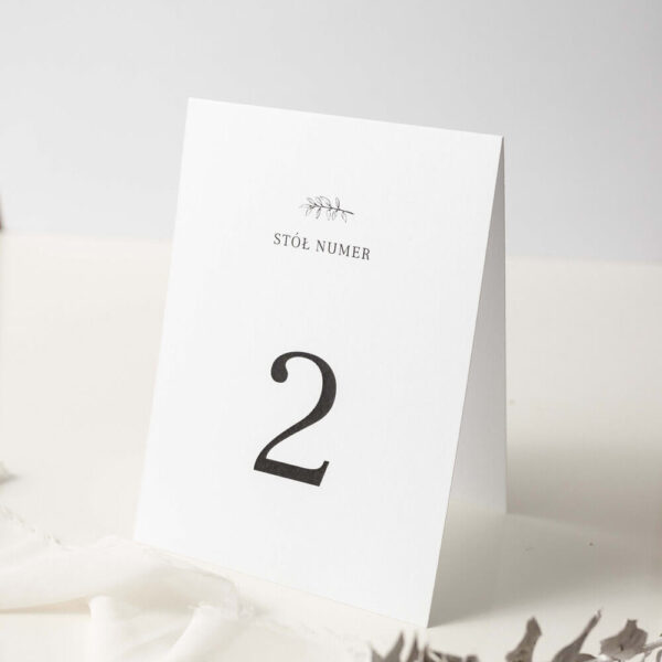 Prosty, biały numer stołu.
