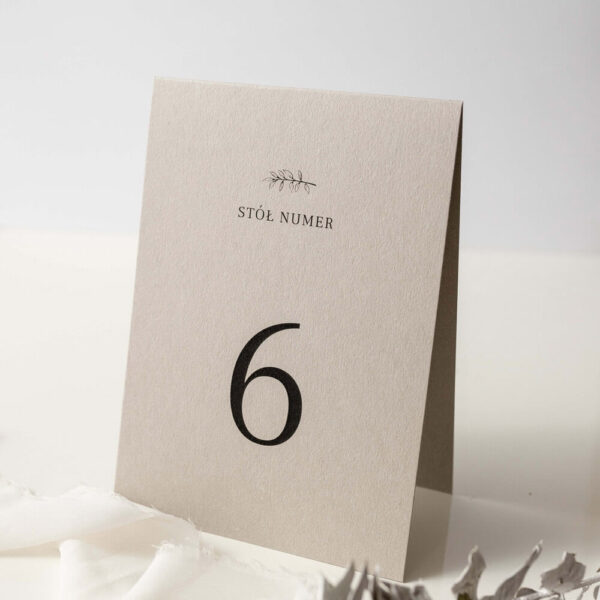 Minimalistyczny numer stołu.
