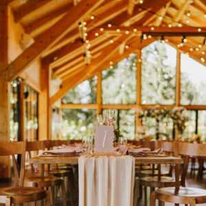 Numer stołu z różowym malowanym tłem.