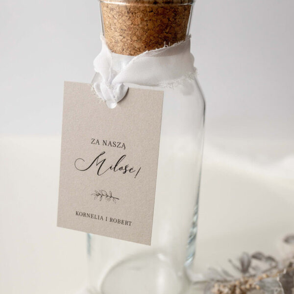 Minimalistyczna zawieszka na alkohol z szarpaną wstążką.