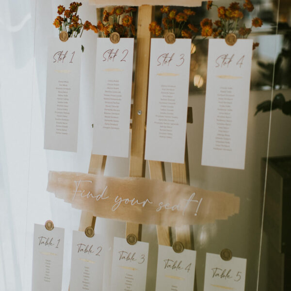 Złoty plan stołów z pleksy