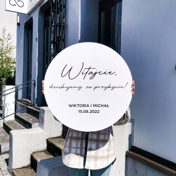 Okrągła biała tablica na wesele