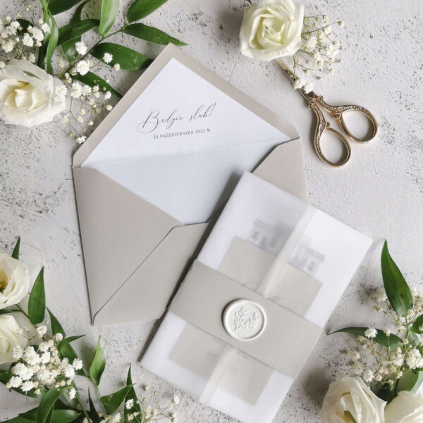 Biało szare zaproszenia ślubne z rysunkiem restauracji pod zielonym dębem.