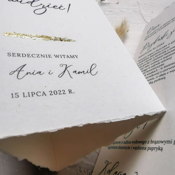 Menu trójkątne z ręcznymi pozłoceniami
