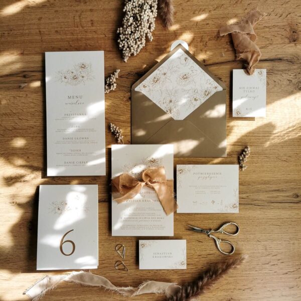 Zaproszenie ślubne z wzorem dalii.