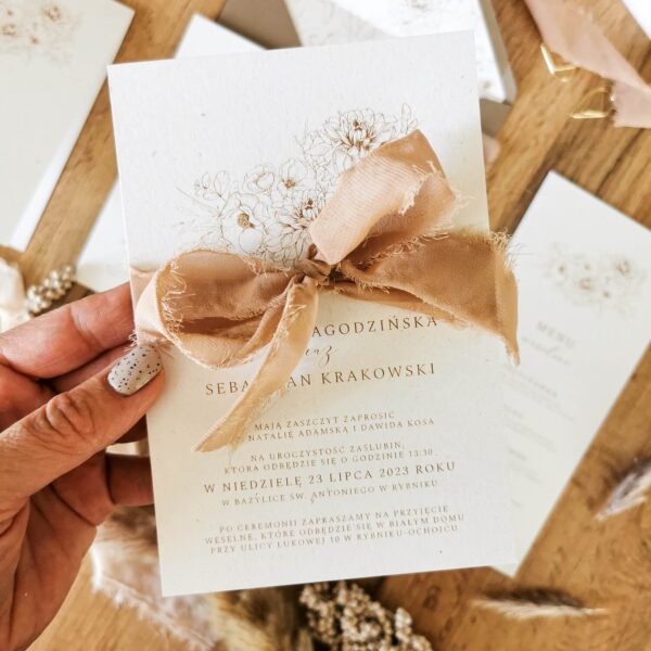 Delikatne zaproszenie ślubne z wzorem dalii i modna ręcznie szarpana wstążką.