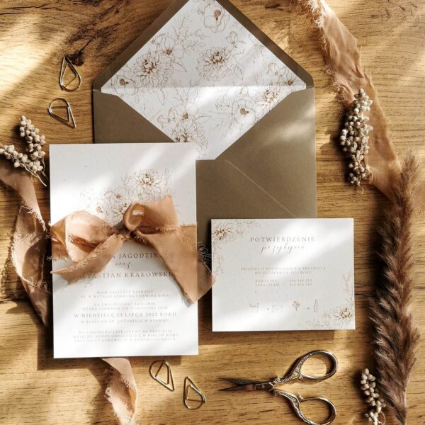 Delikatne zaproszenie ślubne z wzorem dalii.