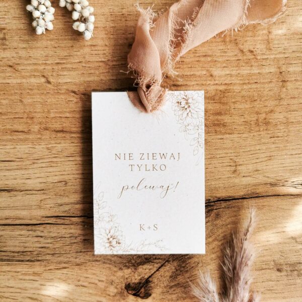 Zawieszka na alkohol dalia z modną ręcznie szarpaną wstążką.