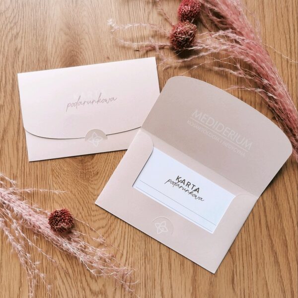 Karta podarunkowa w różowym folderze.