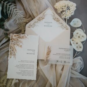Modne zaproszenia ślubne z wzorem trawy pampasowej.