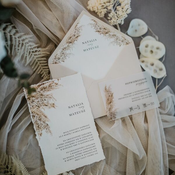 Zaproszenie ślubne z motywem trawy pampasowej.