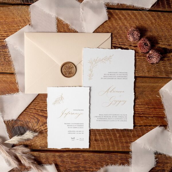 Delikatne zaproszenie ślubne ruscus z szarpanymi brzegami i lakiem.