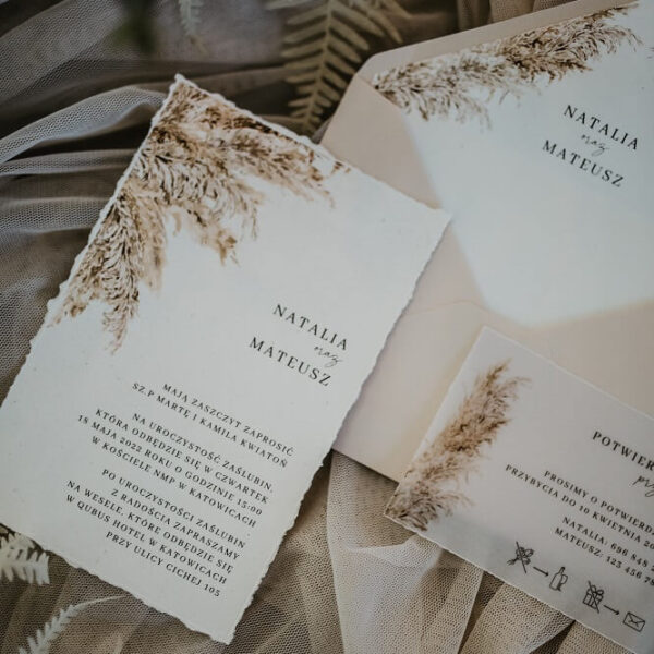 Zaproszenie ślubne z motywem trawy pampasowej.