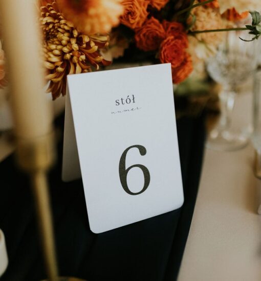Biały numer stołów na wesele.