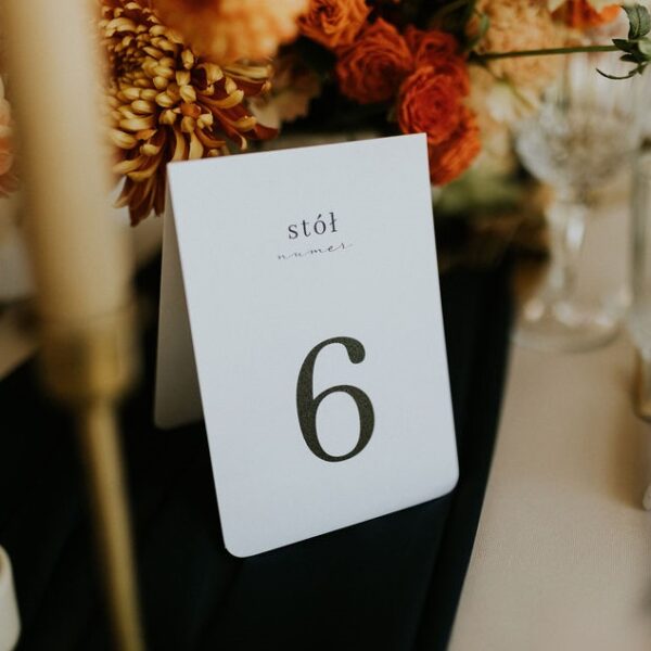 Biały numer stołów na wesele.