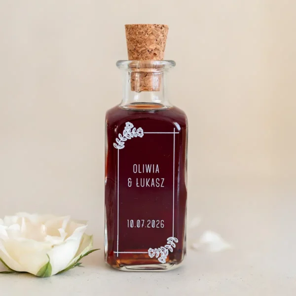 Szklana buteleczka na alkohol weselny z klasycznym korkiem i personalizowanym nadrukiem.