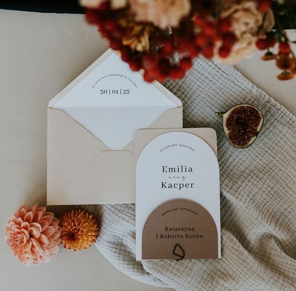Łukowe zaproszenia ślubne buttermilk.