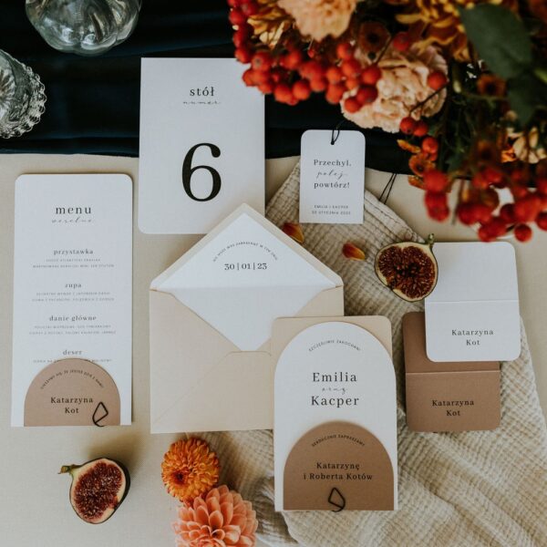 Modne zaproszenia buttermilk w kształcie łuków.